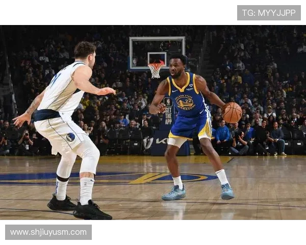 独行侠与凯尔特人激战正酣 双方球员全力以赴争夺季后赛关键胜利